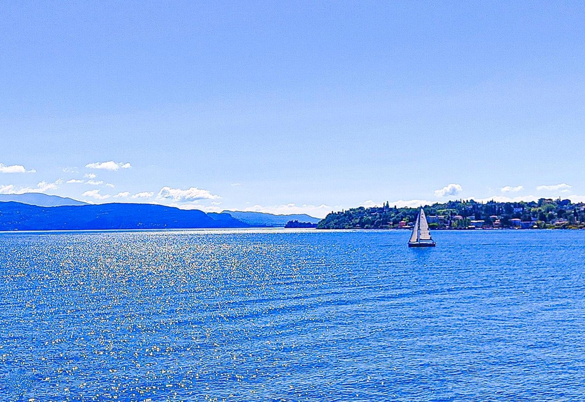 Luxury Lakeside Apartment Right On The Water Saló Exterior foto