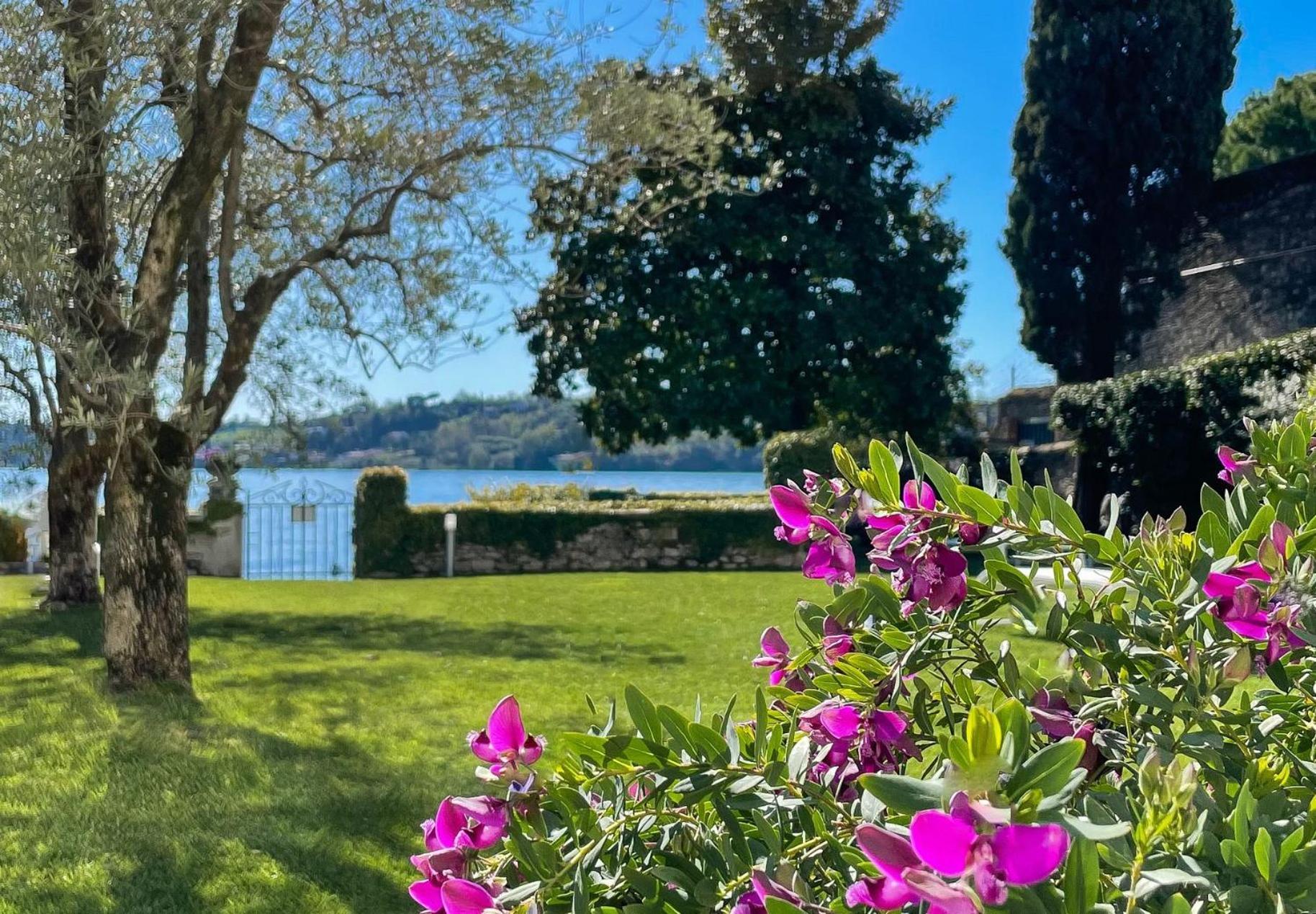 Luxury Lakeside Apartment Right On The Water Saló Exterior foto