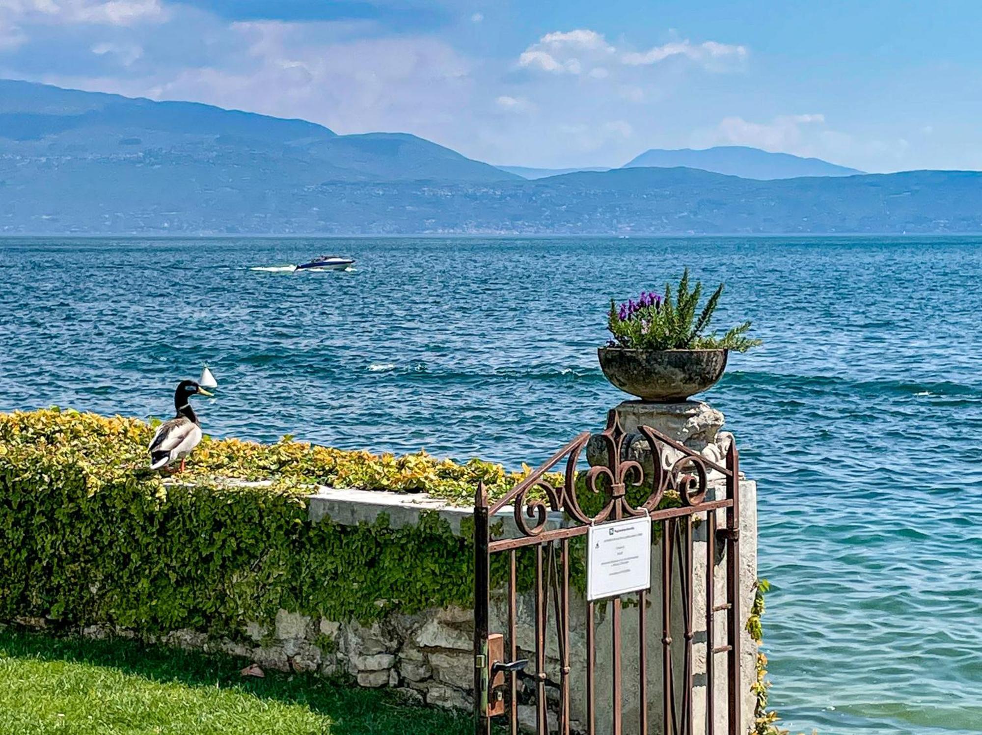Luxury Lakeside Apartment Right On The Water Saló Exterior foto
